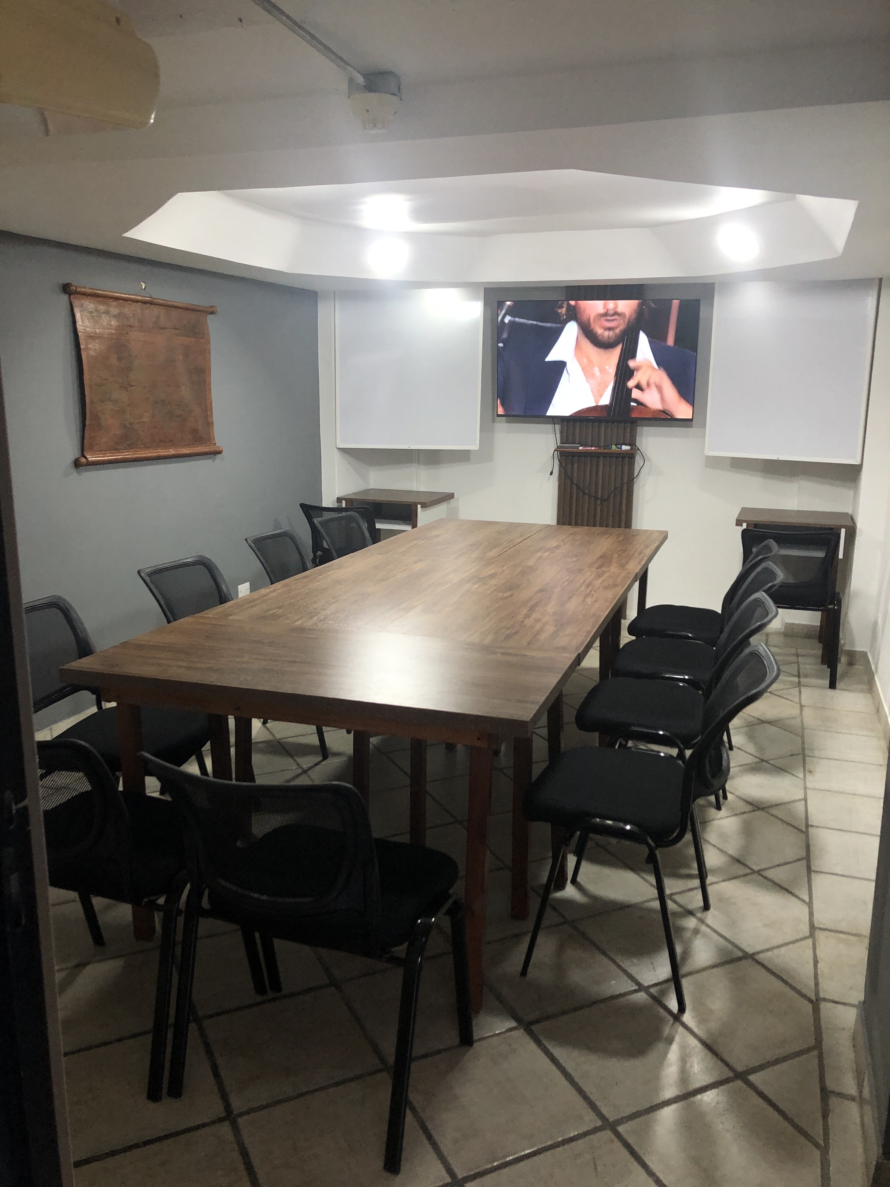 Interior de la Sala de Reuniones y Aula de Clases